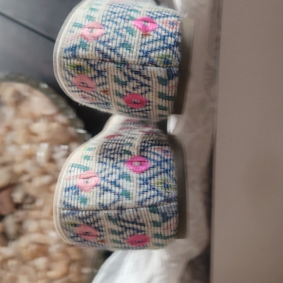 Worn 3x. Super cute Flats, floral pattern. Cream with pink and blue flowers. - Picture 3 of 4